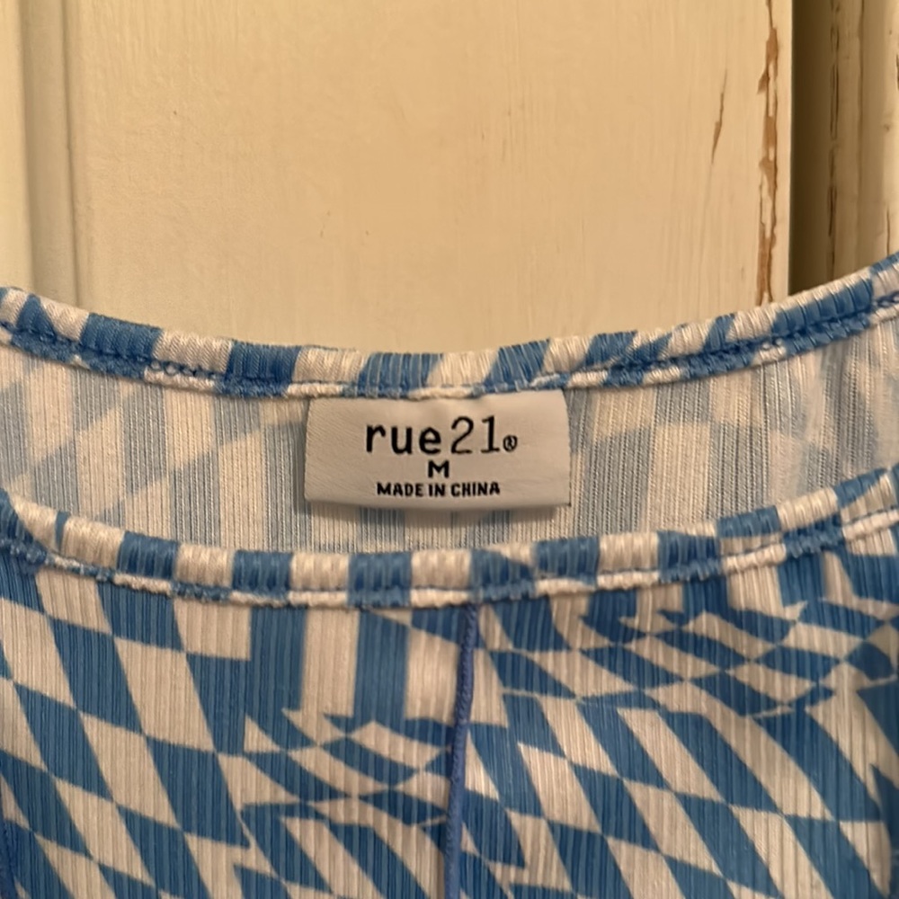 Blue patterned crop top. - Picture 2 of 3